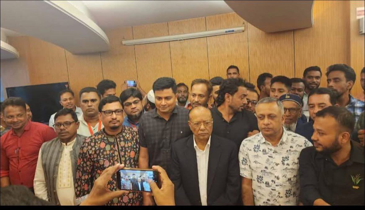 শিক্ষা প্রতিষ্ঠানে বই বিতরণ